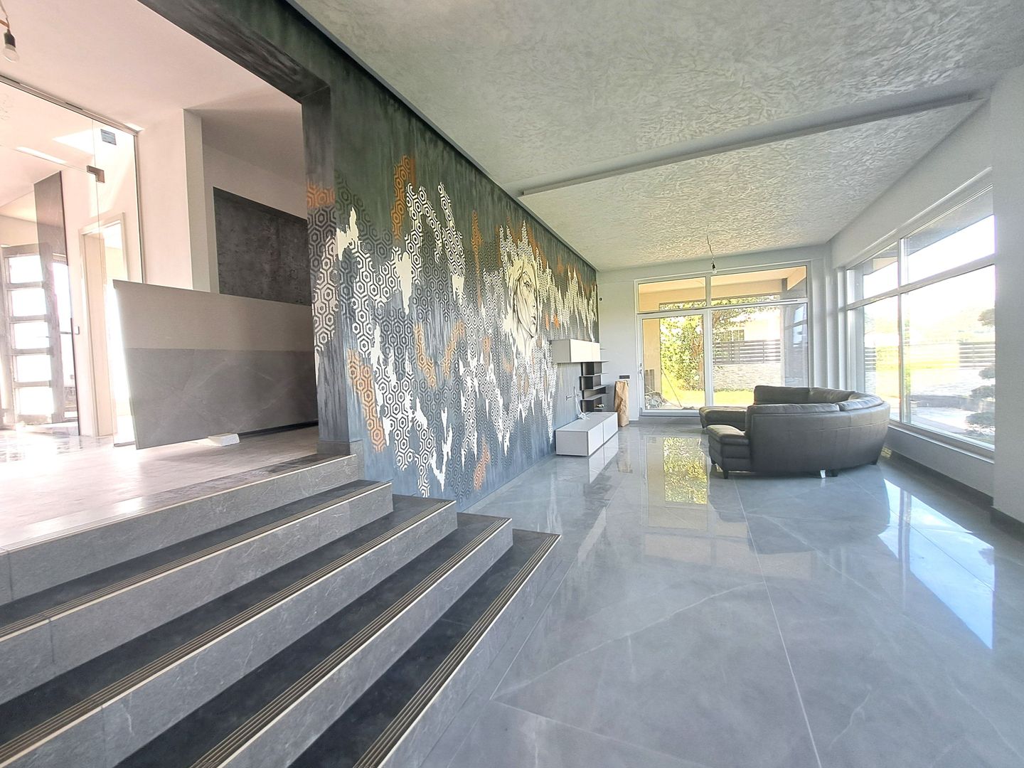 Casa cu piscina interioara si priveliste catre Cetatea Cisnadioarei - Poză 11