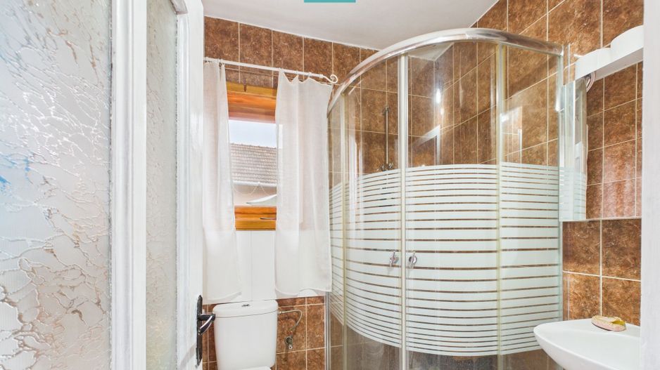 Casă renovată în localitatea Comănești, Arad - Poză 15