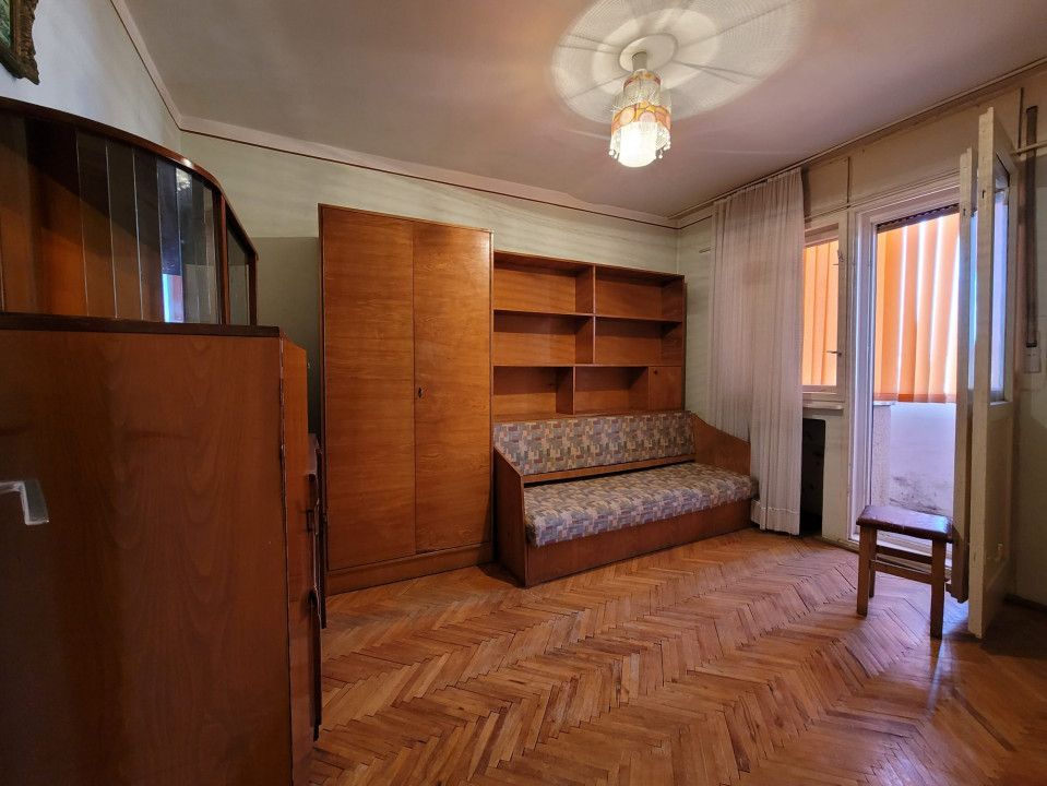 De Vânzare apartament 3 camere Micro 16 - Poză 3