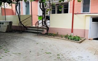 Casa singur in curte cu acces auto si teren  Ultracentral - Poză 1