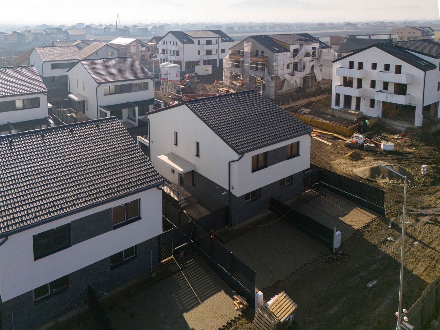 Casă Tip Duplex de Vânzare în Sânpetru | La Poalele Dealului Lempes - Poză 1