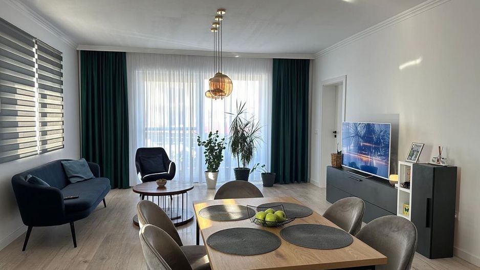 Vând apartament cu trei camere - Poză 1