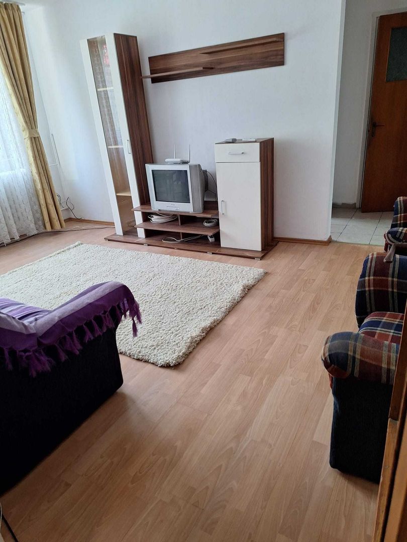 Închiriere Apartament cu 3 camere Titan, langa metrou 1 Decembrie, renovat - Poză 1
