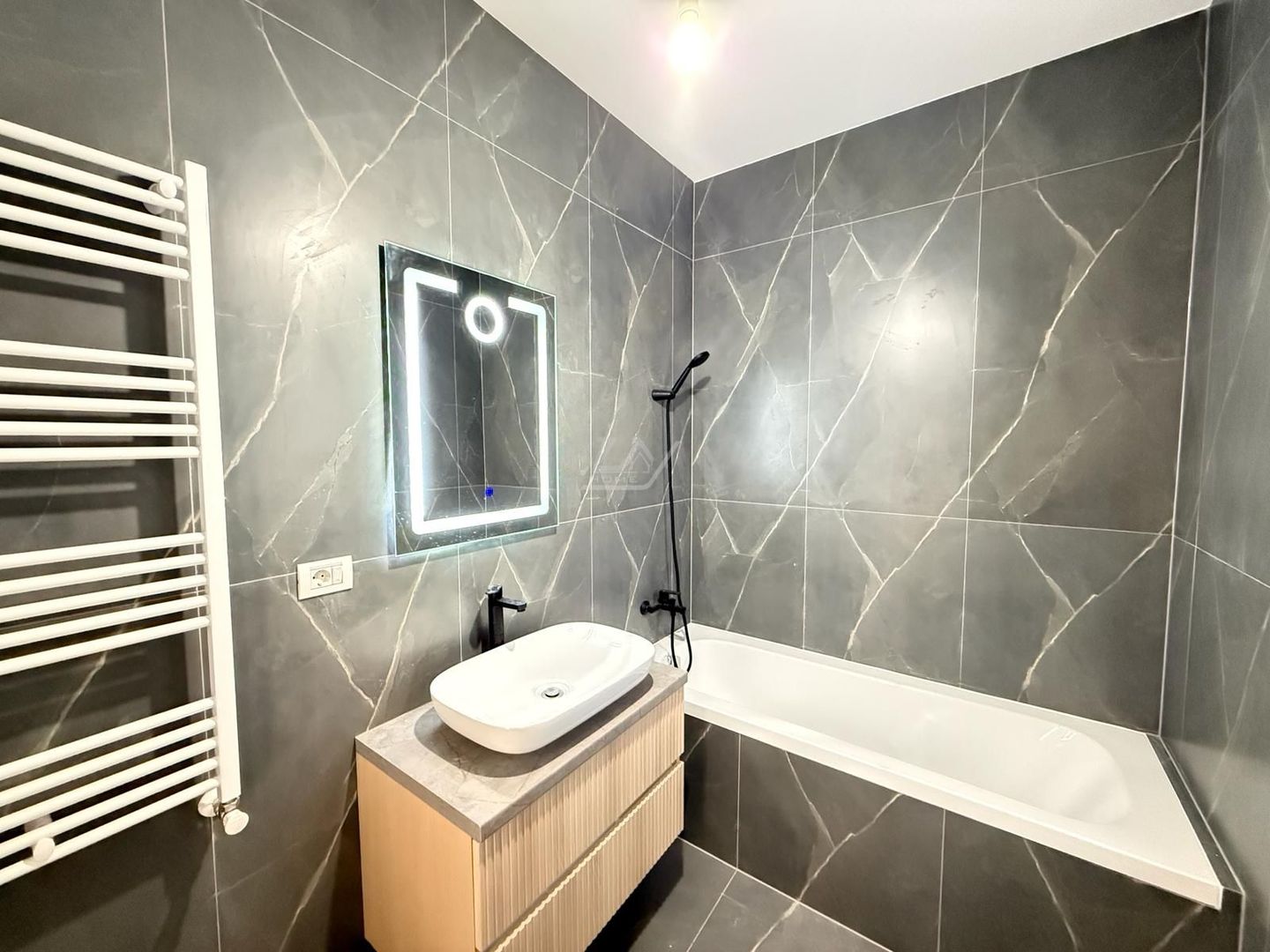 Disponibil imediat. Etaj 1. Bucatarie inchisa. Loc de parcare. Drum asfaltat. - Poză 6