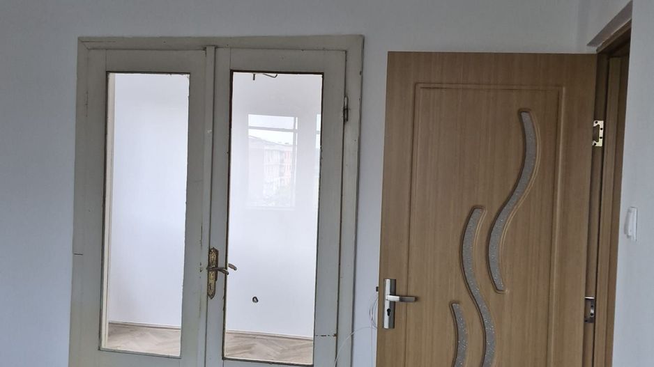 apartament 3 camere zona Crihala, etaj 4 - Poză 1