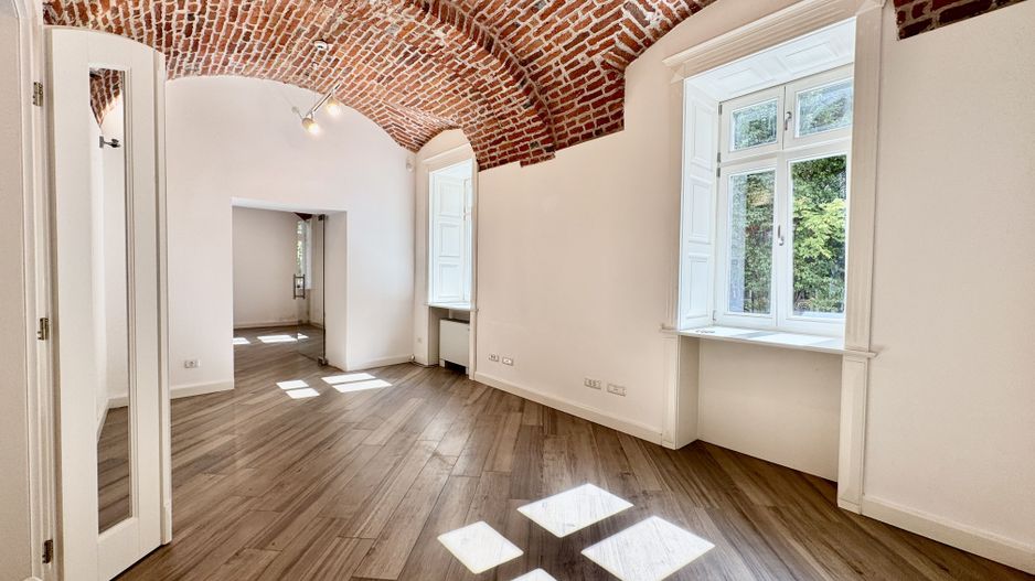 Spatiu birou in cladire istorica restaurata - Poză 13