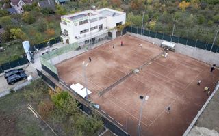 Baza de tenis si constructie moderna - Poză 1