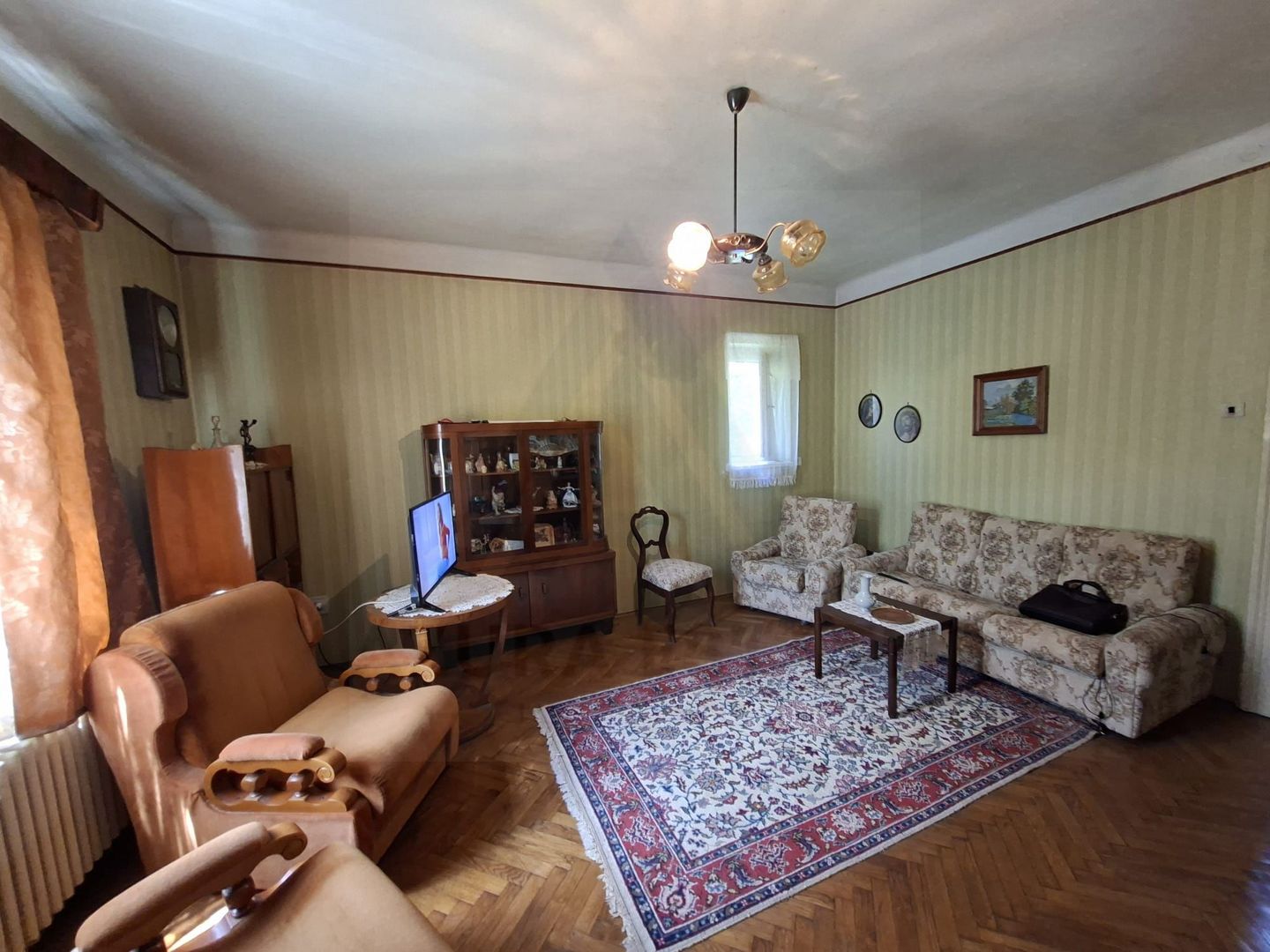 Casa individuala 185 mp utili S + P + E garaj si teren 777 mp Central - Poză 1