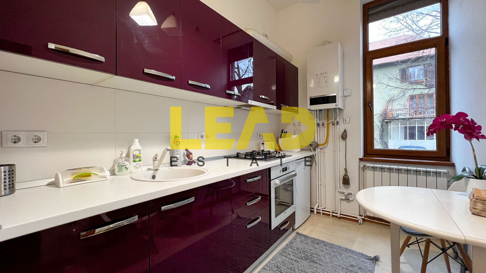 Apartament in casă - zonă centrală! - Poză 1