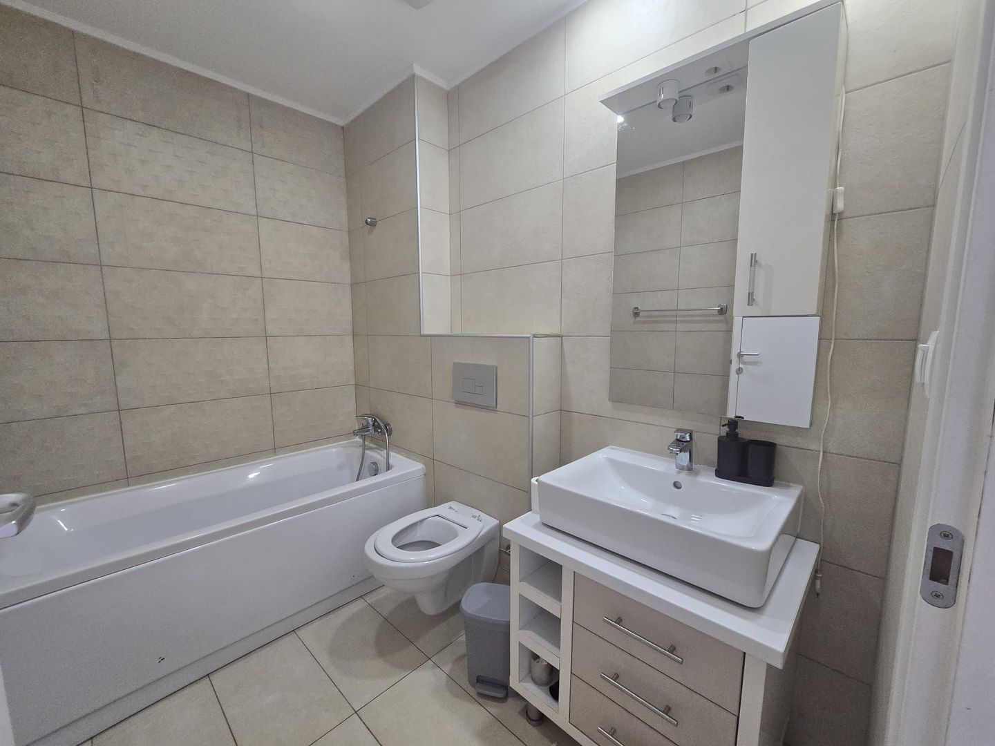 COSMOPOLIS - Apartament cu 2 camere si gradina, mobilat si utilat. - Poză 9
