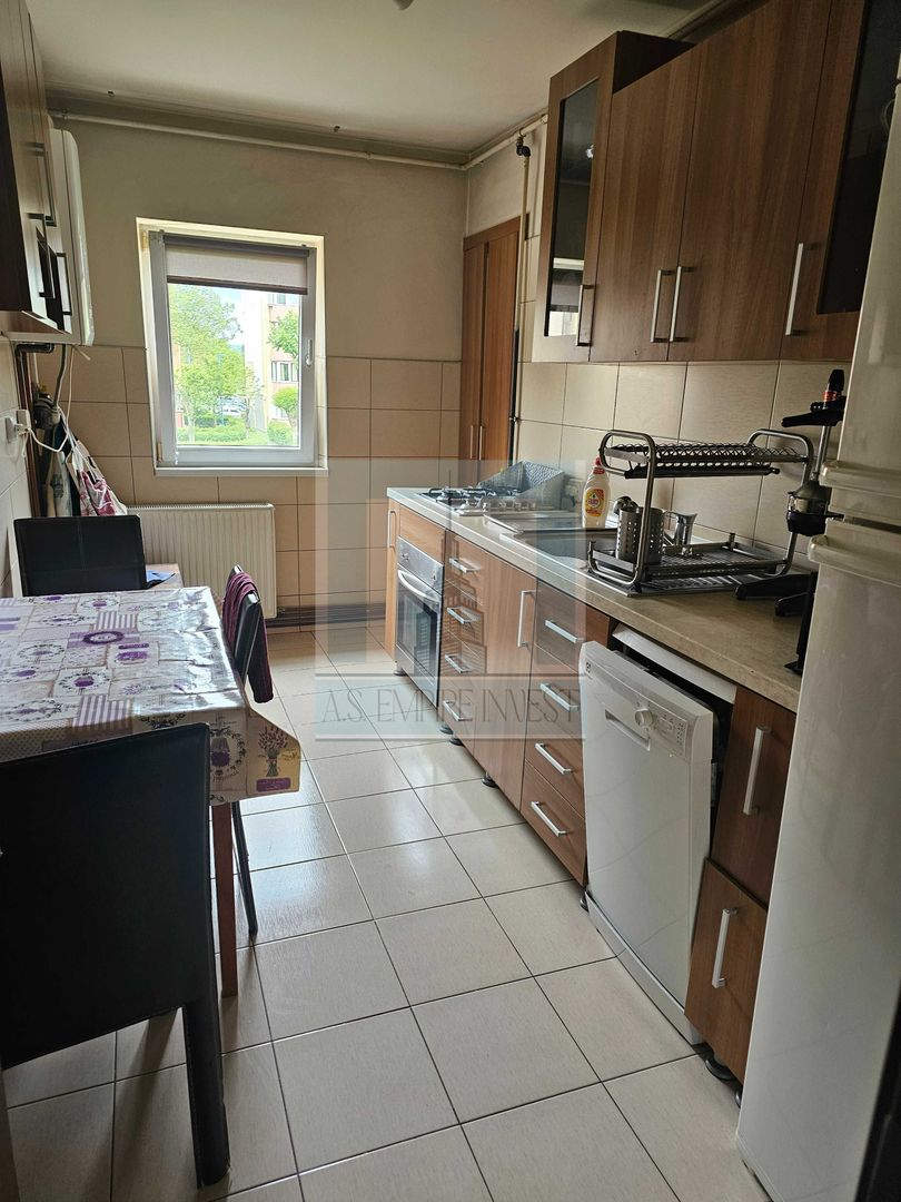 De vanzare apartament 4 camere/ zona Tractorul - Poză 3