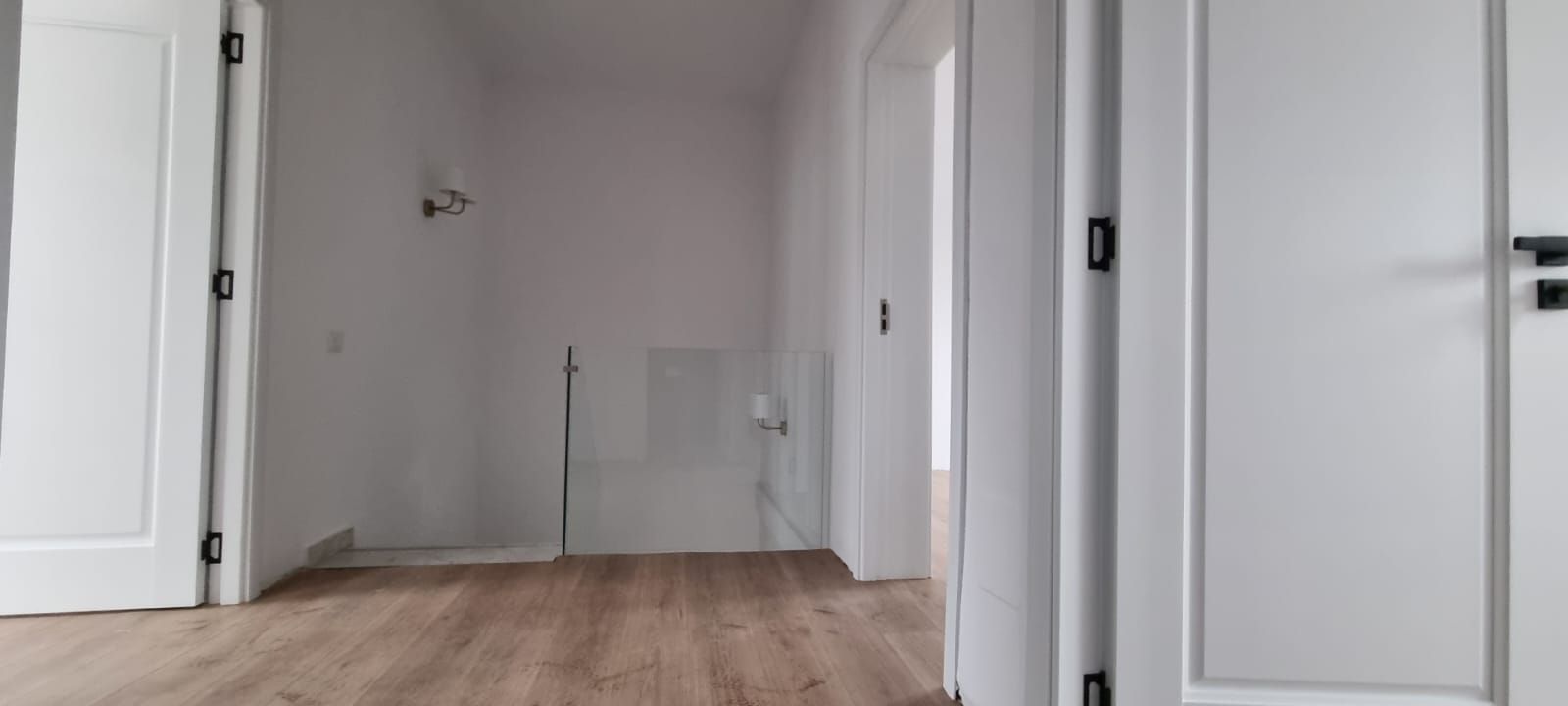 Reședință Modernă cu Finisaje Distinse - Poză 35