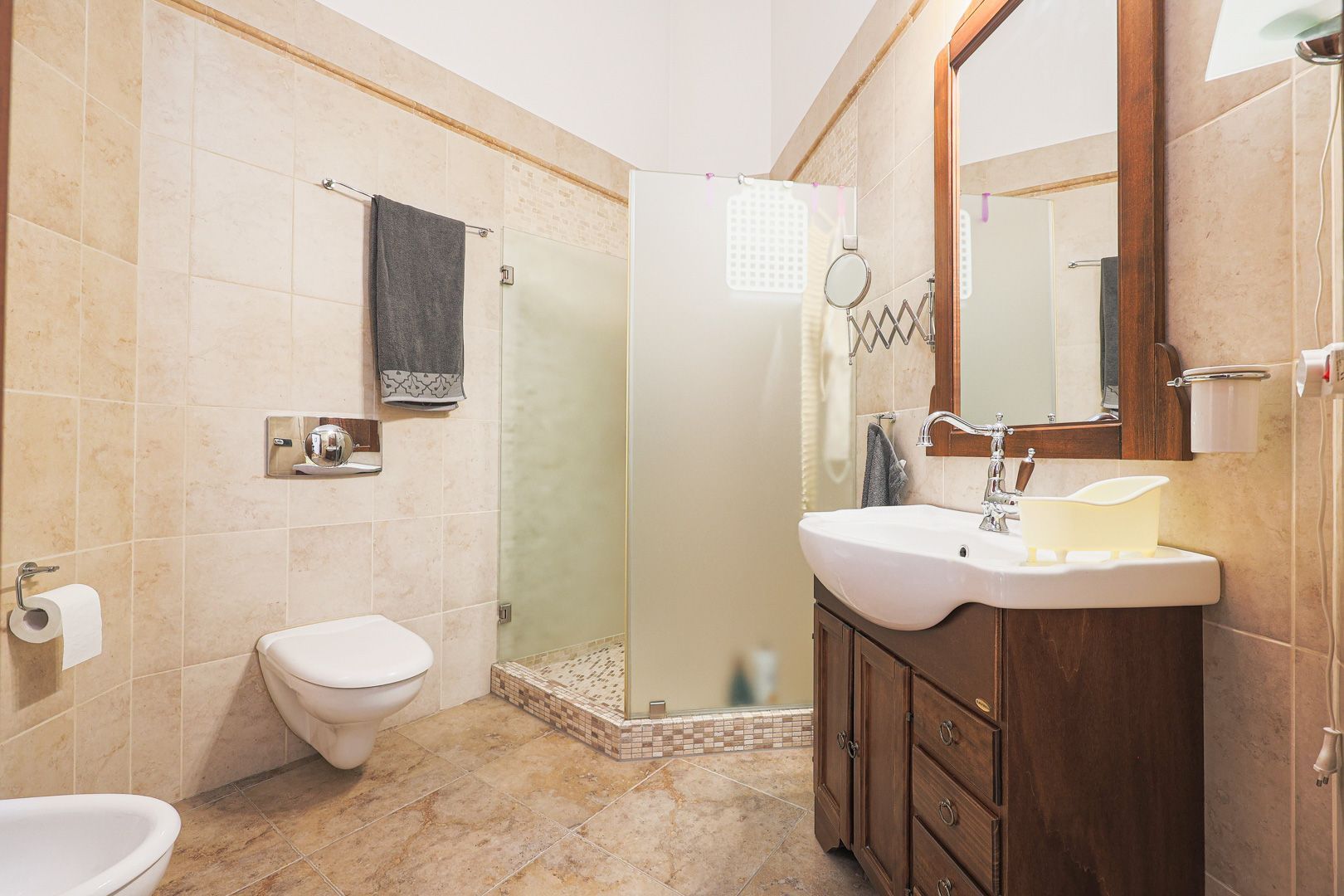 Apartament ultracentral cu 3 camere, 2 băi și curte privată - Poză 8