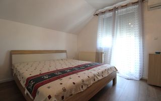 Casa in Blascovici, 5 camere + 3 bai, centrala proprie - Poză 13