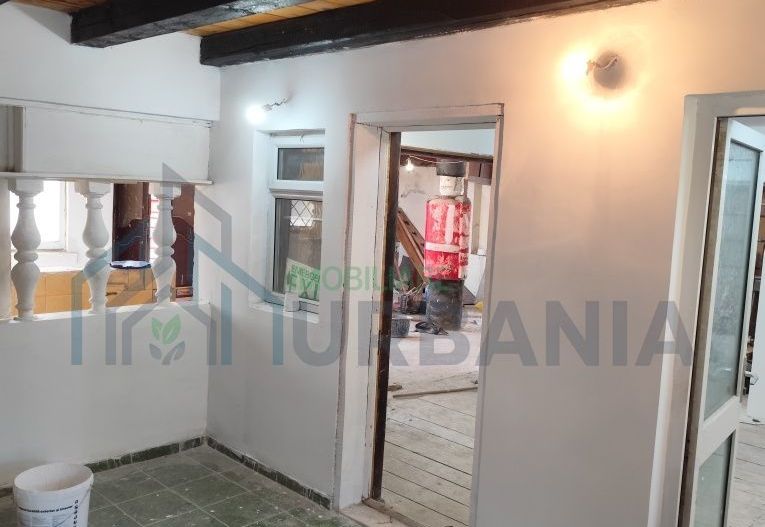 Casă de vânzare și spațiu comercial în Bivolari, centrul satului, la 36 km de Iași - Poză 5