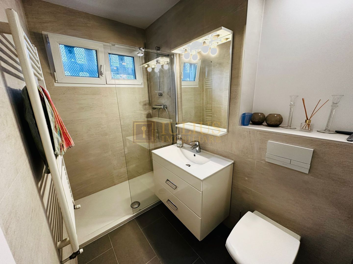 4 camere, 2 bai, centrala proprie - Poză 14