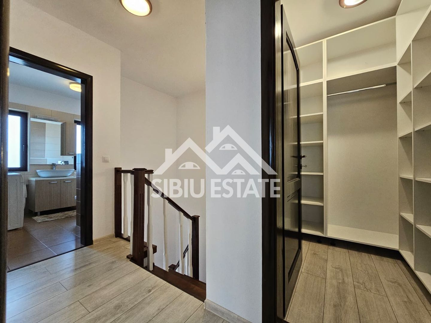 Casa mobilata 4 camere, 2 bai, curte si carport - Poză 6