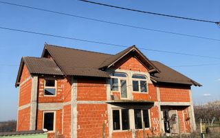 Casă spațioasă cu teren 806 mp - Poză 1