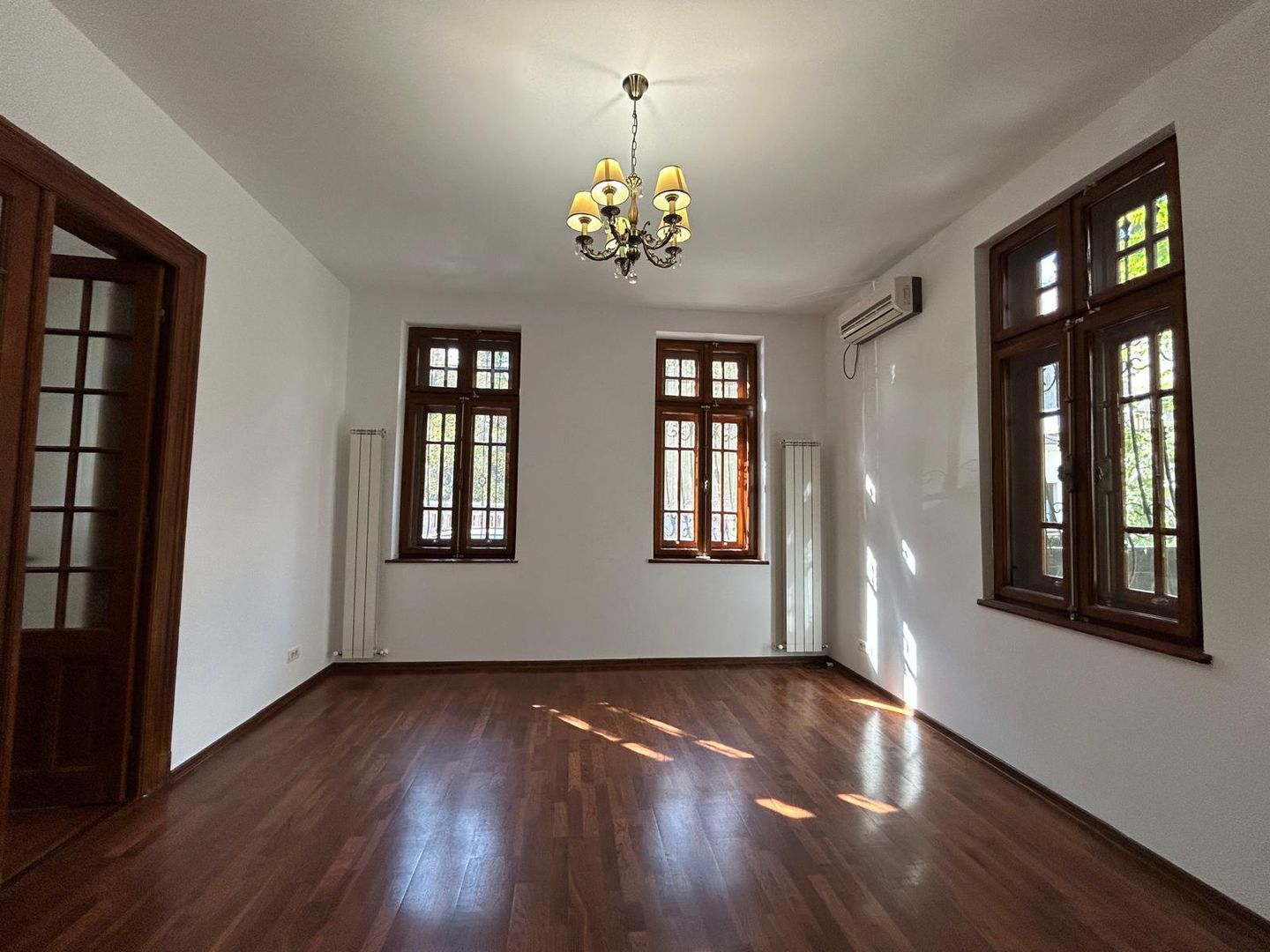 Vilă Neoclasică Arh. Enescu Cișmigiu 4 camere - Poză 3