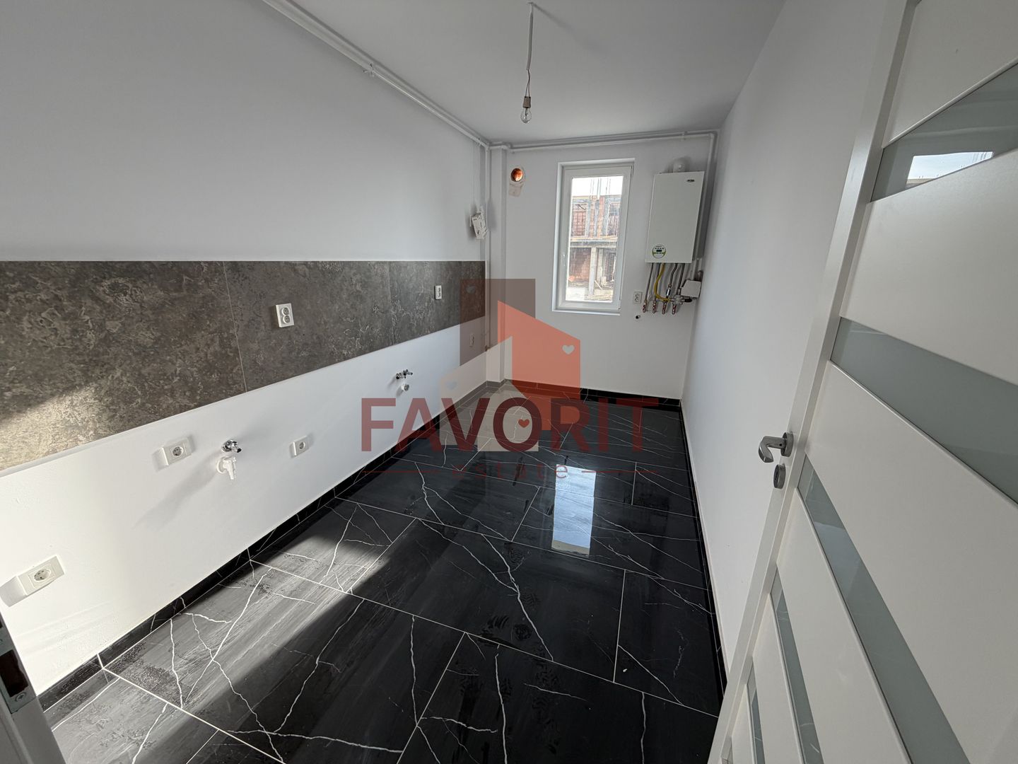 Spatios. Bucatarie inchisa de 10 mp. Disponibil imediat - Poză 1