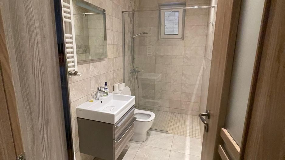 Chirie casă 3 camere ,terasa, curte acces auto – par Bratianu-1000 e/l - Poză 3