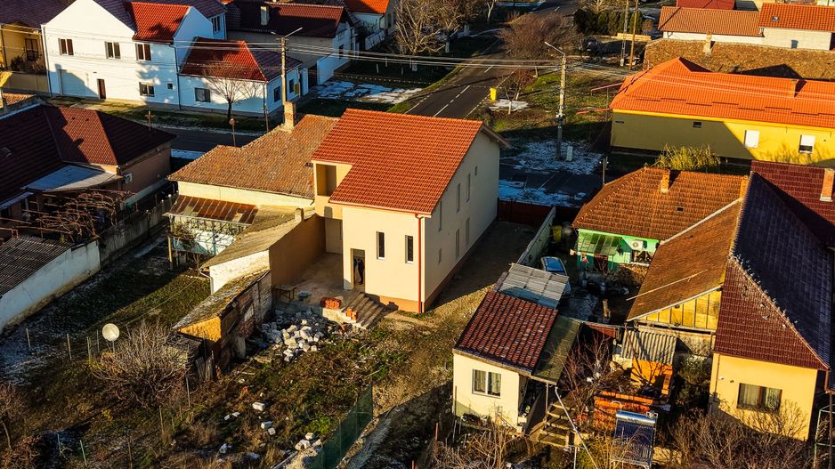 Casă nouă cu etaj semifinalizată, zonă liniștită în Aradul Nou - Poză 1