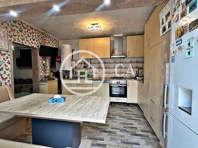 Apartament de vânzare la curte comuna cu 3 camere, Ultracentral,Oradea - Poză 2