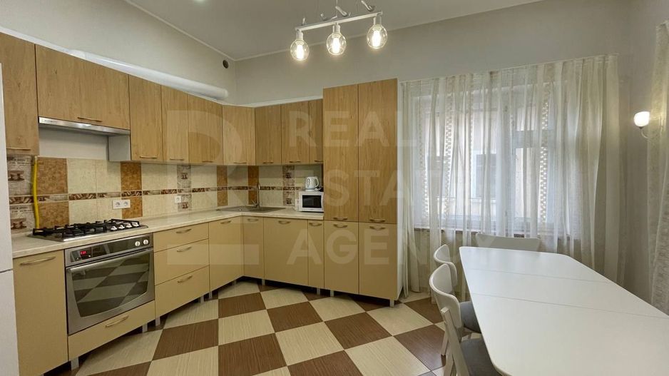 Chirie, casă, 3 camere, strada Cojocarilor, Centru - Poză 1