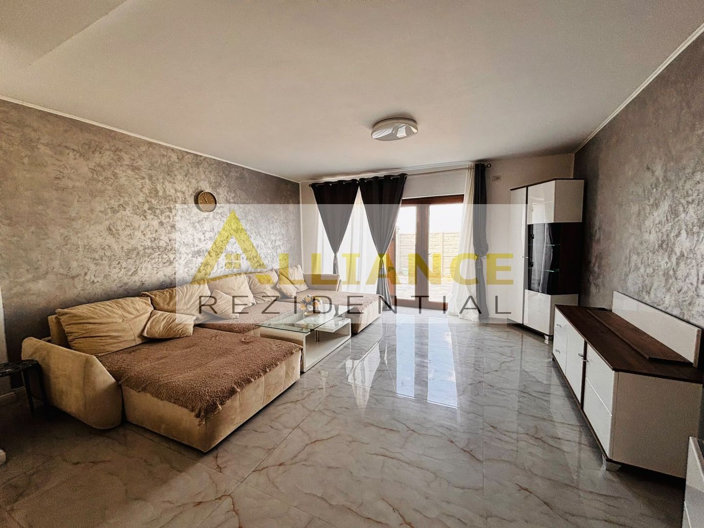 Duplex complet mobilat – 3 camere, 2 băi și curte proprie - Poză 1