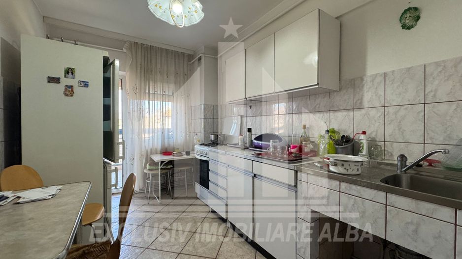 Apartament cu 3 camere decomandate, etaj 2, Centru - Poză 3