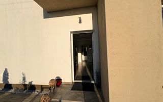 MOBILAT-UTILAT, 3 CAMERE, CURTE SPATOASA - Poză 2