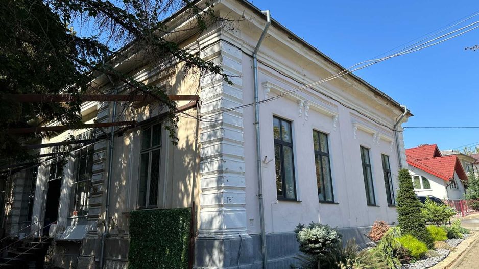 Persoana fizica !! vand casa Centru  !! 1160 Mp !! rate !! - Poză 1