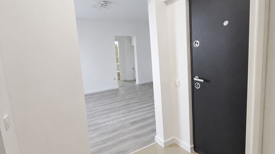 Apartament renovat complet, luminos, cu balcon închis și A/C,Pajura - Poză 3