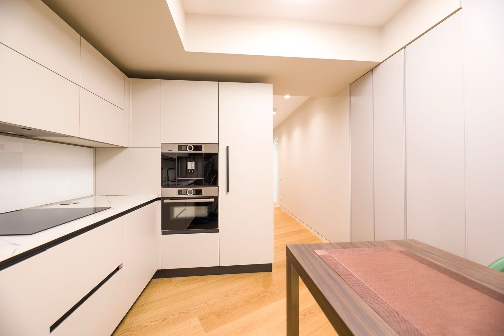 Apartament deosebit 4 camere complet mobilat si loc de parcare inclus - Poză 7