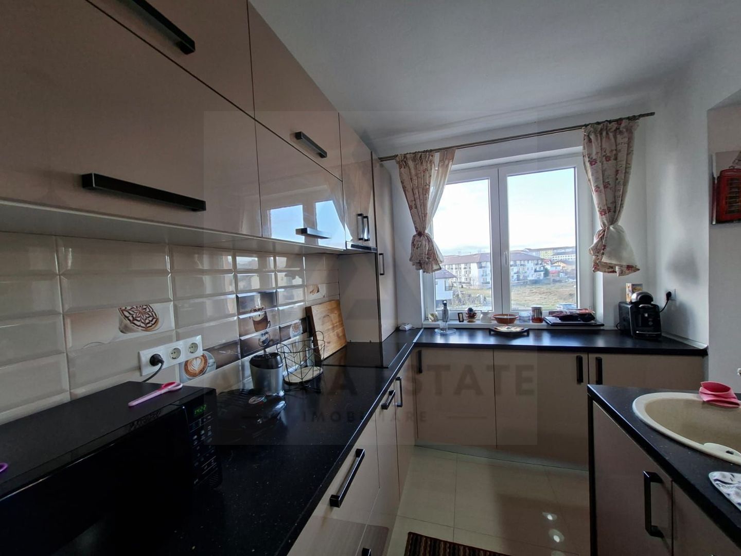 Apartament modern 3 camere 2 bai si 2 locuri de parcare in Selimbar - Poză 4