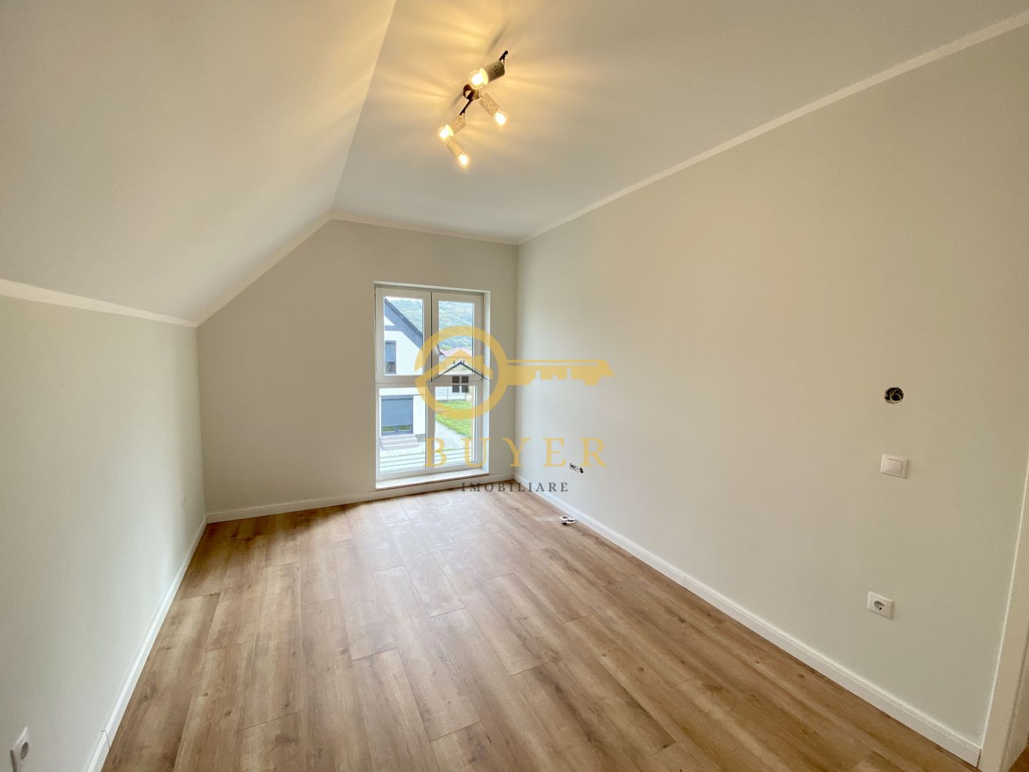 Casa intabulata, finisata LA CHEIE- Talmaciu, zona cu peisaj superb - Poză 18