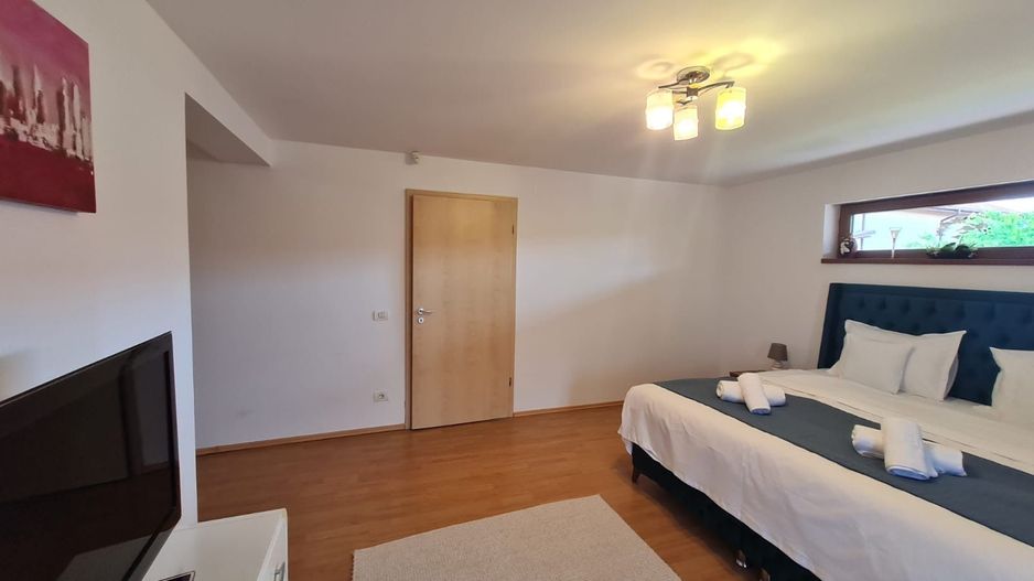 Vila spațioasă și recent renovată în Ghiroda! - Poză 8