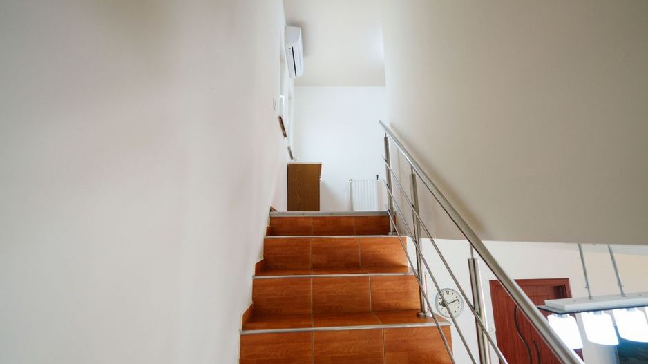 Oaza de liniste in Bariera Valcii – casa P+1 cu terasa, curte si acces securizat - Poză 22