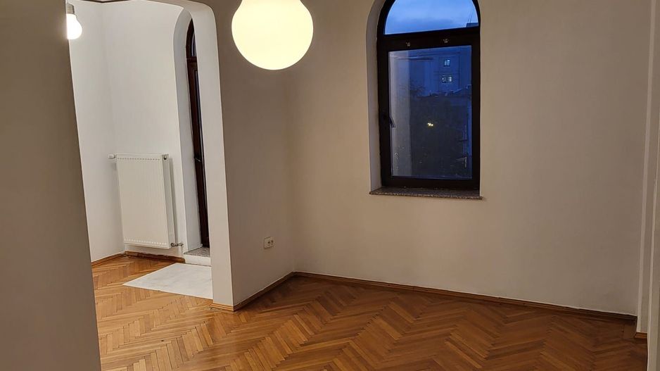 De inchiriat Apartament 5 camere - Poză 1