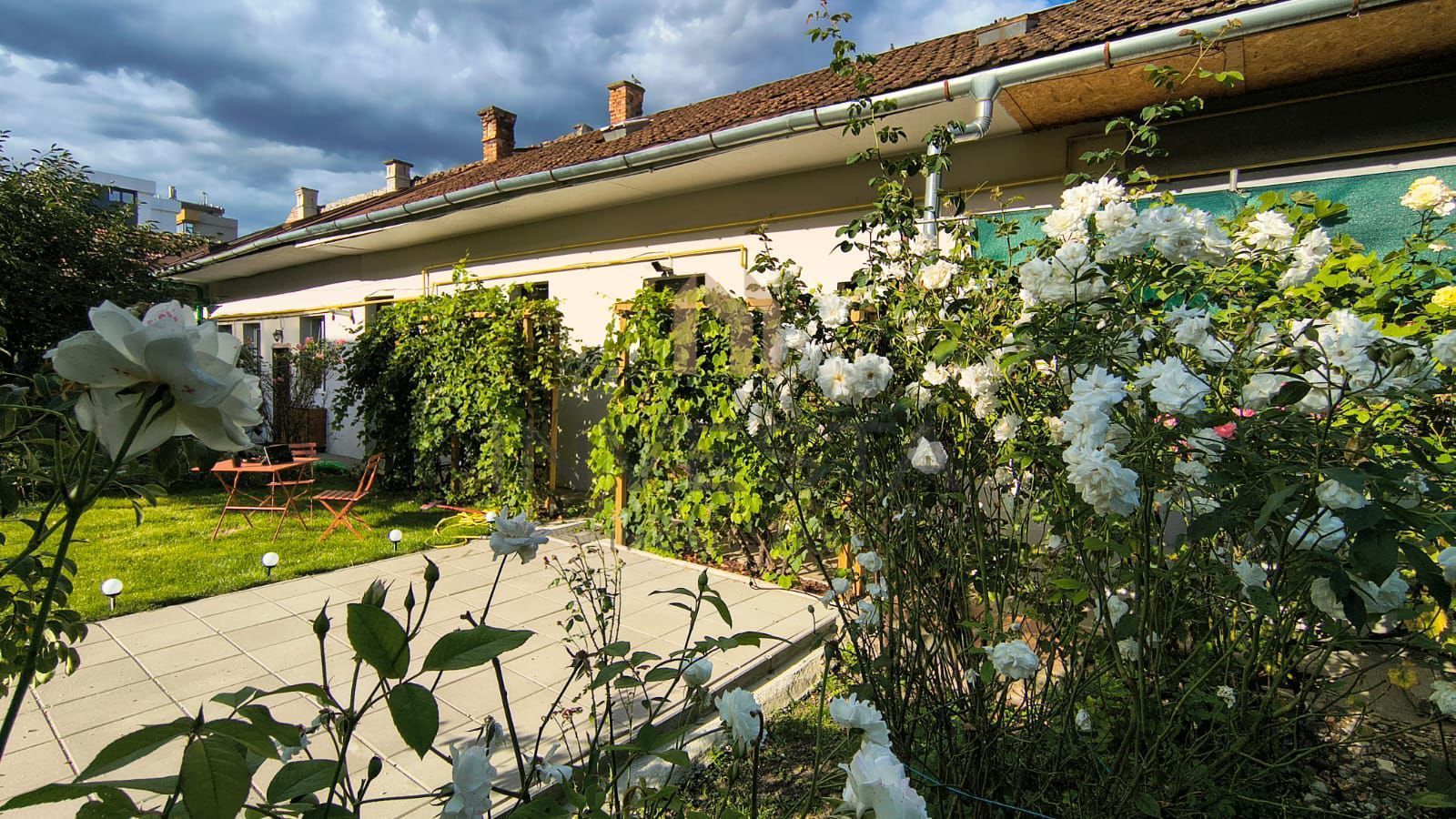 Locuință deosebită în Centru – apartament la casă, curte proprie! - Poză 12