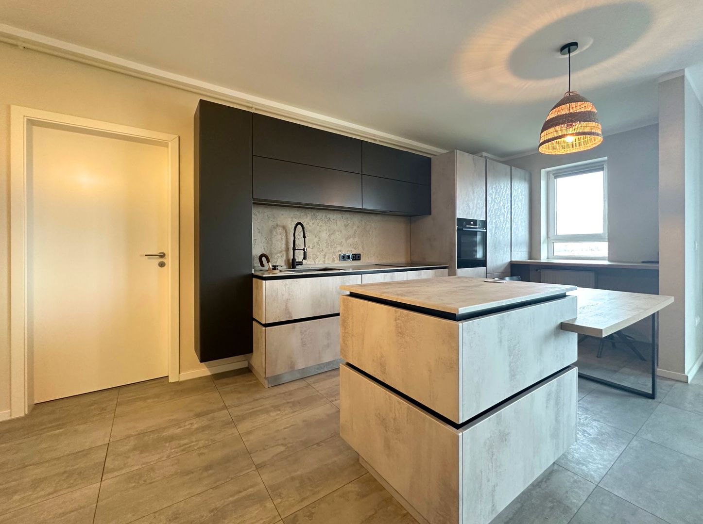 Apartament 2,5 camere chic cu grădină balcon vitrat și mobilier premium - Poză 12