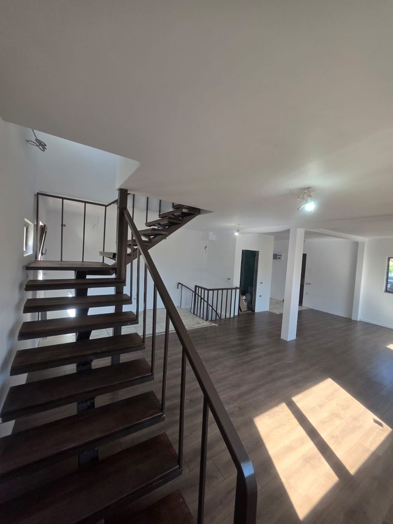 Vila Modernă și Complet Renovată în Otopeni – Oferă Confort și Accesibilitate - Poză 2