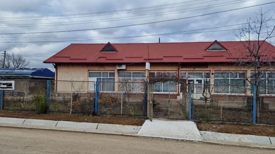 Se oferă spre vânzare / închiriere clădire cu spațiu comercial - Poză 2