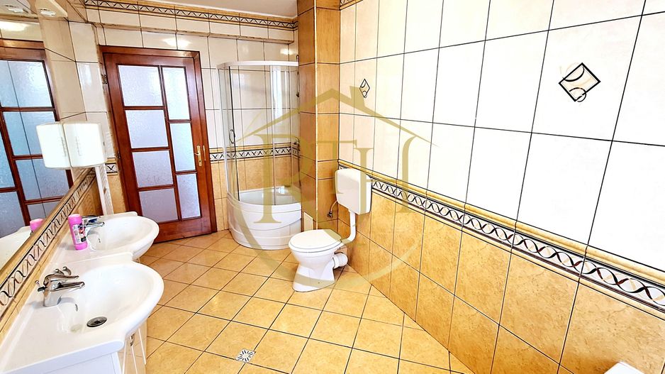 Oferim spre inchiriere, Apartament spatios, 4 camere, pentru locuit sau Firme - Poză 16