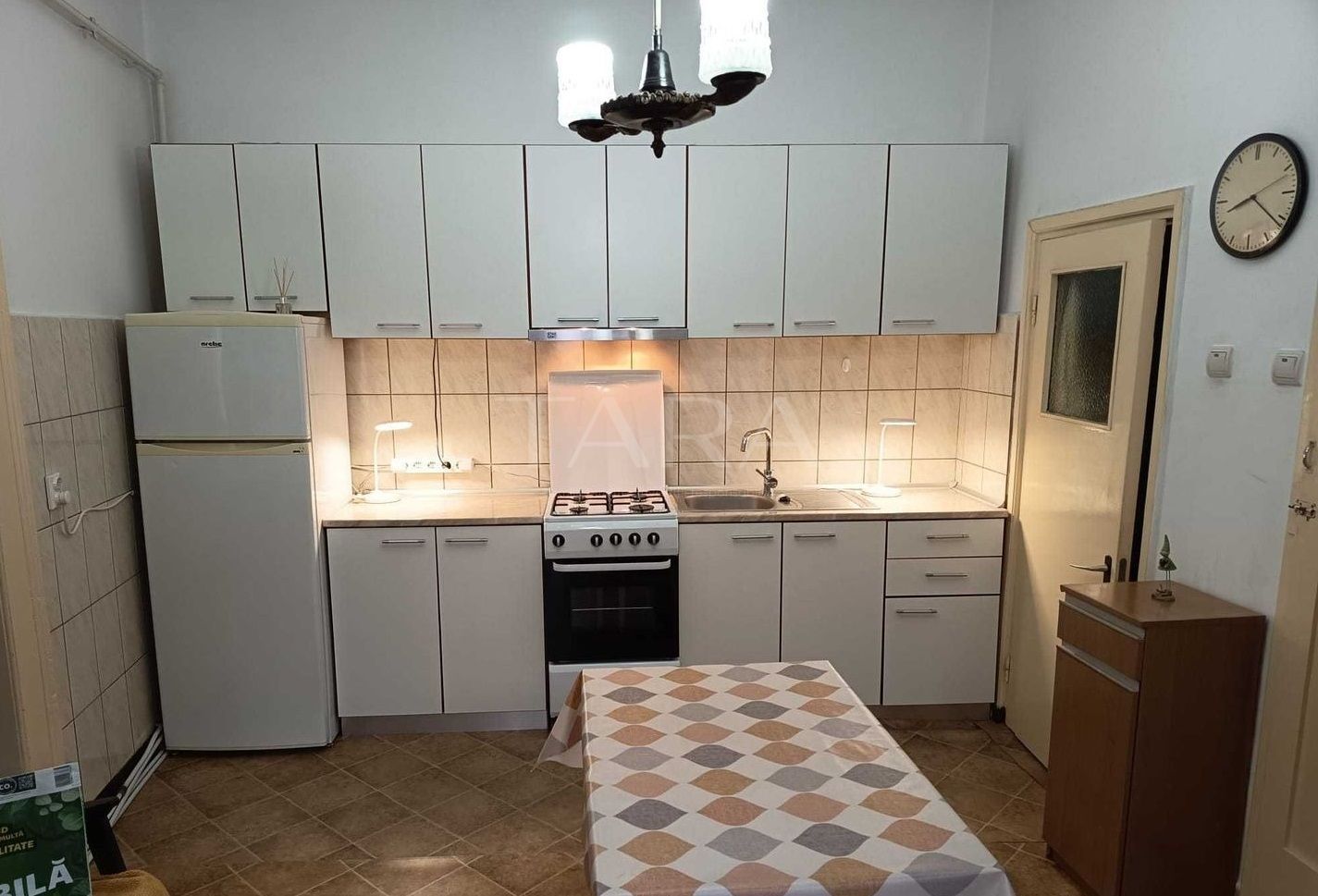 Apartament renovat, curte comună îngrijită, zona Podul Traian. - Poză 1