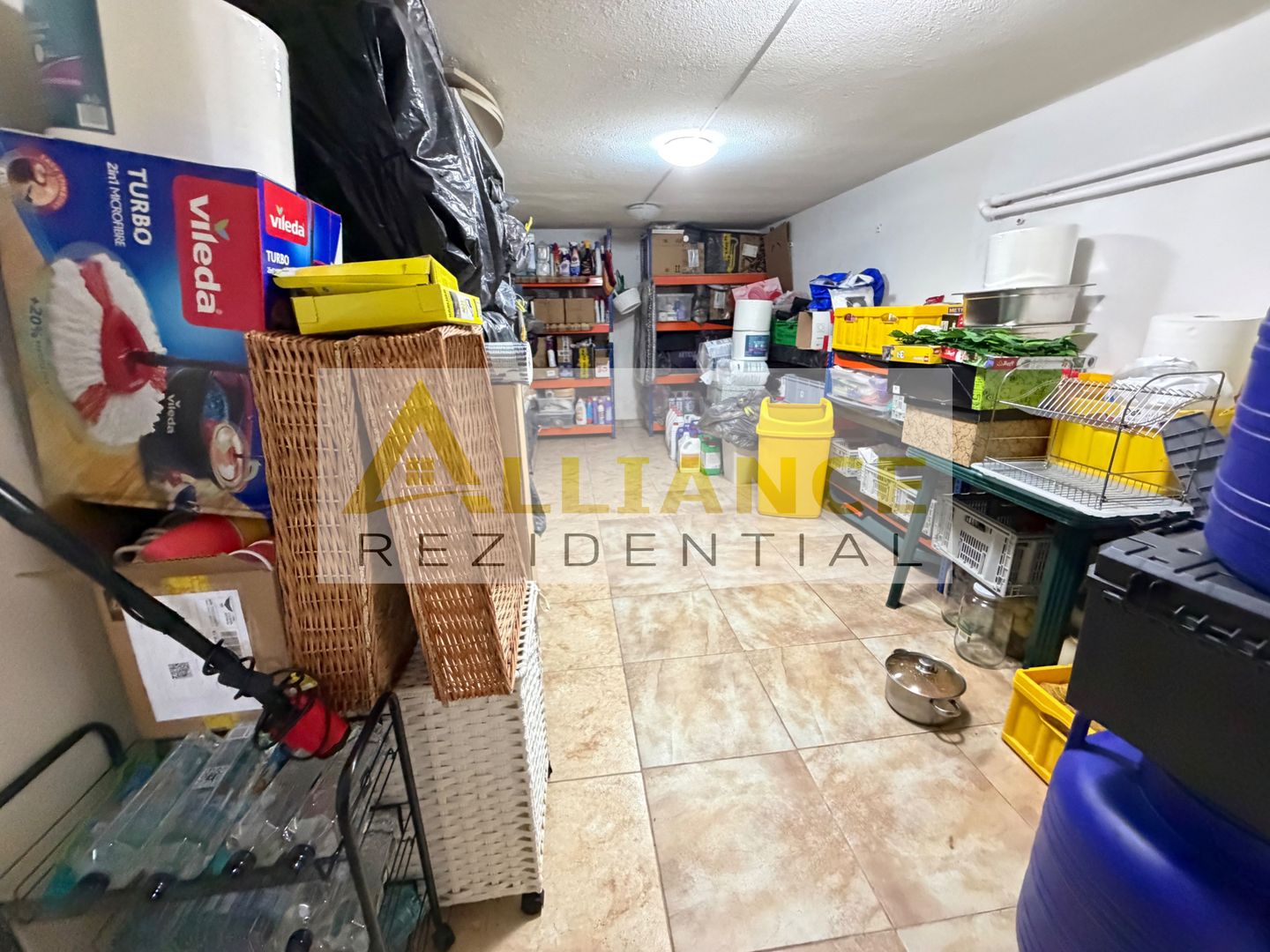 Casa P+1+M cu teren de 650 mp, piscina si curte complet amenajata - Poză 15