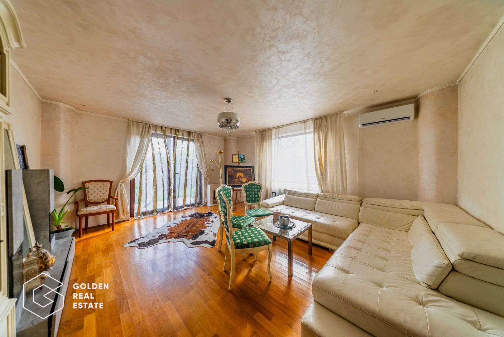 Casa spatioasa cu piscina si teren generos in Bujac - Poză 7