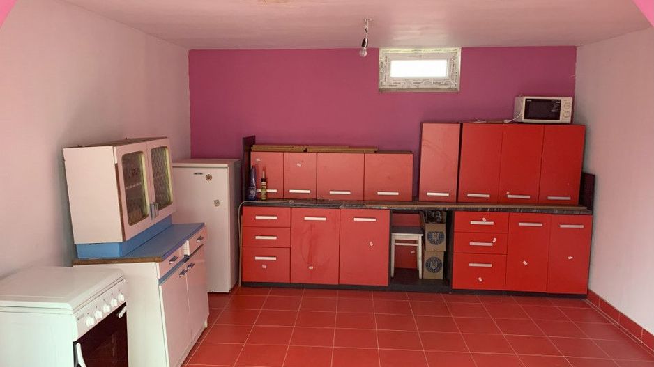  Casa cu teren generos de 1084 mp in centrul comunei Pischia, strada principala - Poză 16