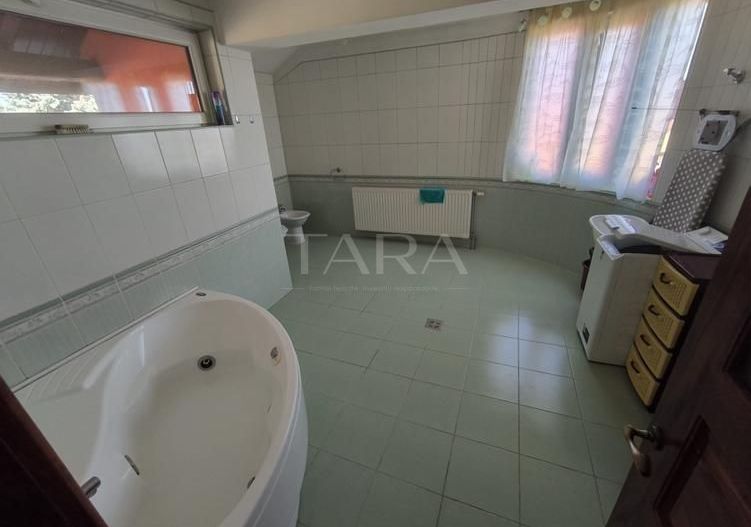 Casă spațioasă și luminoasă, cu teren generos, zona Europa - Poză 9