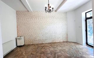 Spatiu stradal, central, cu vad comercial si vizibilitate excelenta - Poză 1